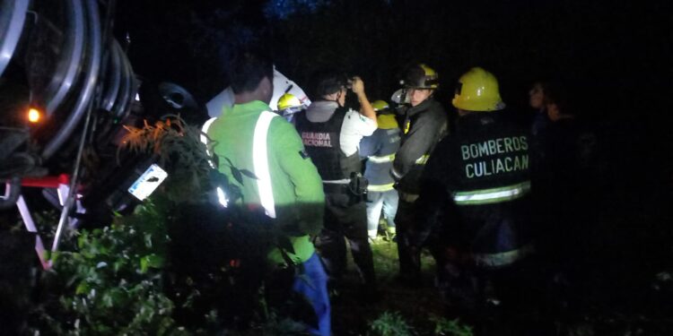 Chocan tráiler y camioneta por alcance sobre la Maxipista; chóferes resultan lesionados