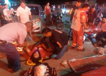 Chocan dos motocicletas en Costa Rica dejando tres personas lesionadas