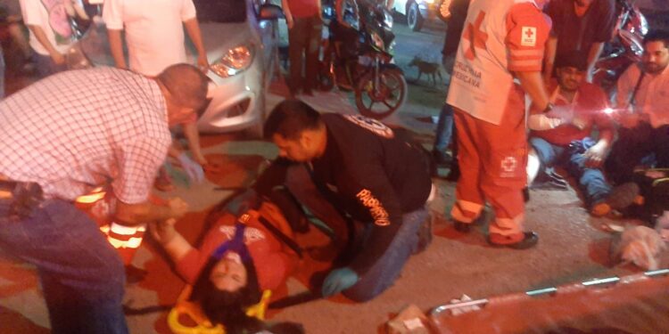 Chocan dos motocicletas en Costa Rica dejando tres personas lesionadas