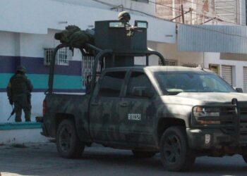 Militares mantienen tres inmuebles asegurados en espera de las órdenes de cateo