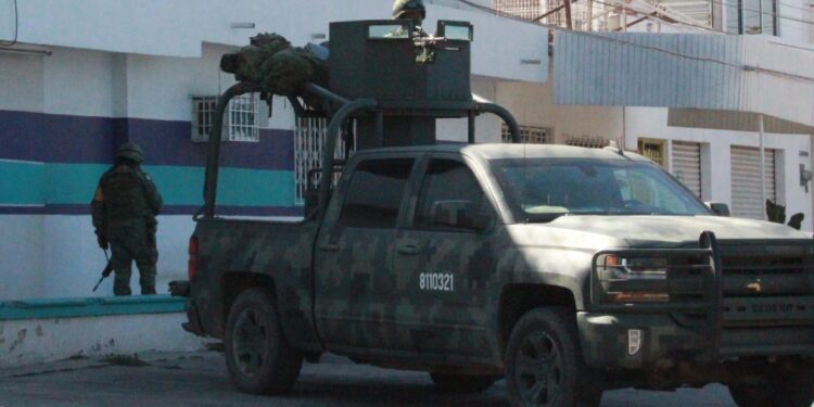 Militares mantienen tres inmuebles asegurados en espera de las órdenes de cateo