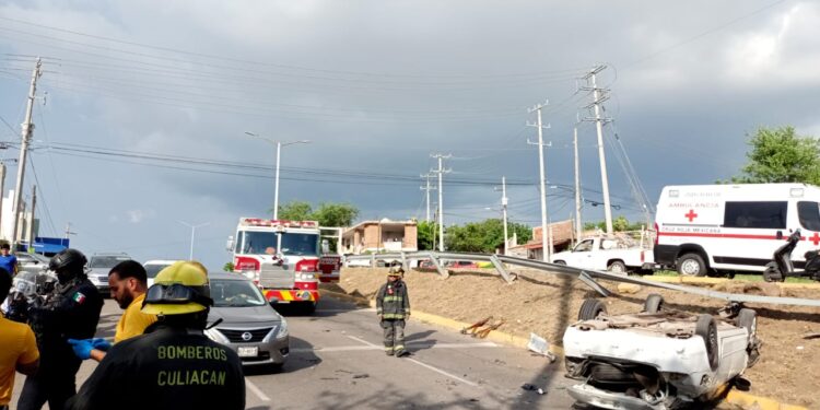 Bebé resulta herido en volcadura de auto sobre la avenida Álvaro Obregón