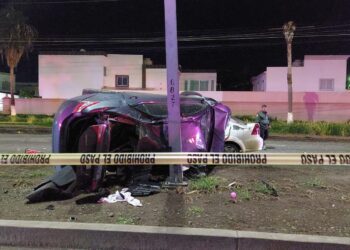 Fallece joven de la Pemex en choque y volcadura frente a Buganbilias