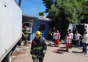 Lesionado resultó chófer de camión al chocar contra un poste y una casa en Hacienda del Valle
