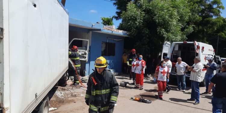 Lesionado resultó chófer de camión al chocar contra un poste y una casa en Hacienda del Valle