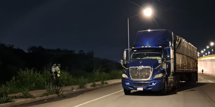 Muere motociclista atropellado por un trailer