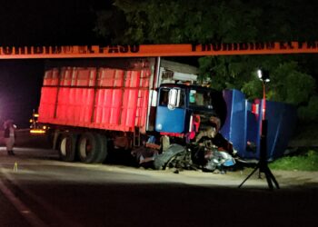 Fallece un joven y tres más resultaron lesionados al chocar auto contra un tortón en El Limón de Los Ramos