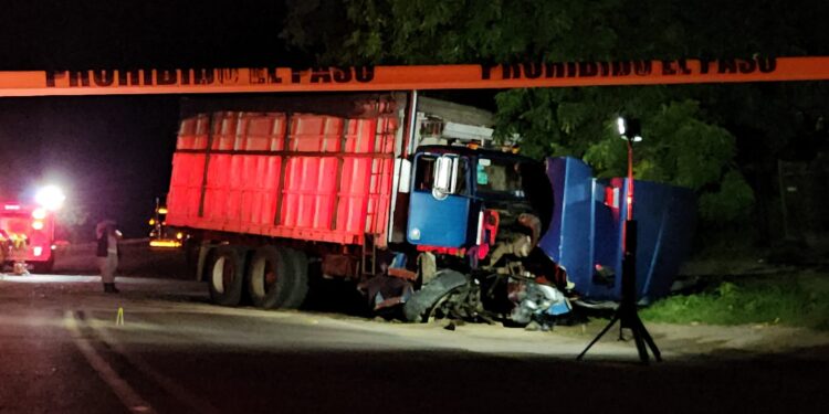 Fallece un joven y tres más resultaron lesionados al chocar auto contra un tortón en El Limón de Los Ramos