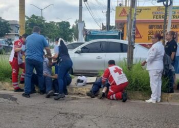 Dos trabajadores resultaron lesionados al ser atropellados por un auto en Jardines del Valle