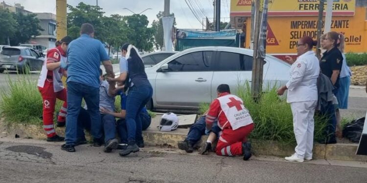 Dos trabajadores resultaron lesionados al ser atropellados por un auto en Jardines del Valle