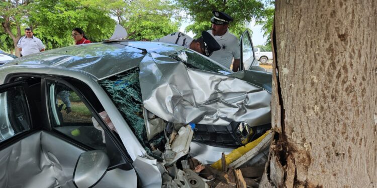 Se estrella auto contra un árbol en la Culiacán -Navolato; pareja resulta lesionada