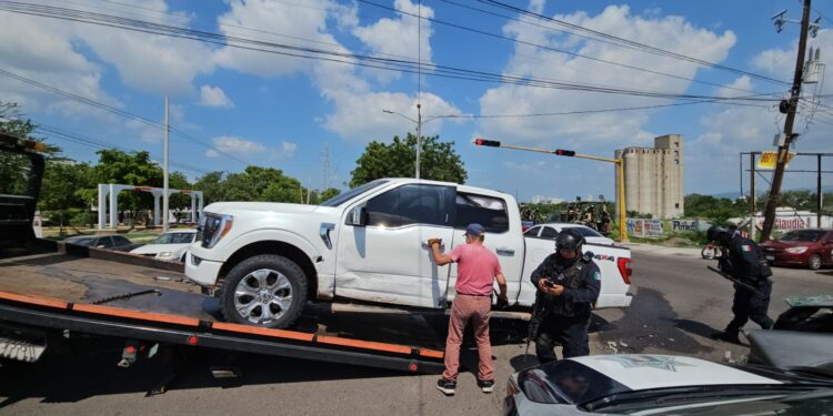 Grupo armado choca frente a Infonavit Solidaridad y causa pánico entre automovilistas