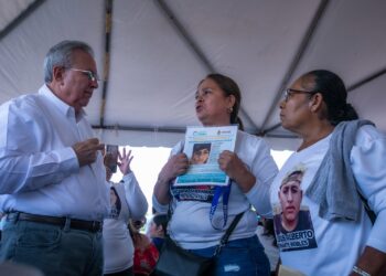 Rocha Moya promete que lograrán identificar y restituir los cuerpos de sus seres queridos a colectivos de familiares de personas víctimas de desaparición forzada