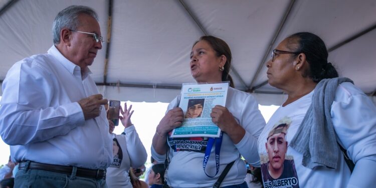 Rocha Moya promete que lograrán identificar y restituir los cuerpos de sus seres queridos a colectivos de familiares de personas víctimas de desaparición forzada