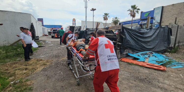 Cae de lo alto de un edificio en construcción y se estrella en el quinto nivel