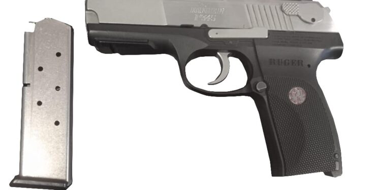 Policías aseguran a 4 personas con un arma de fuego