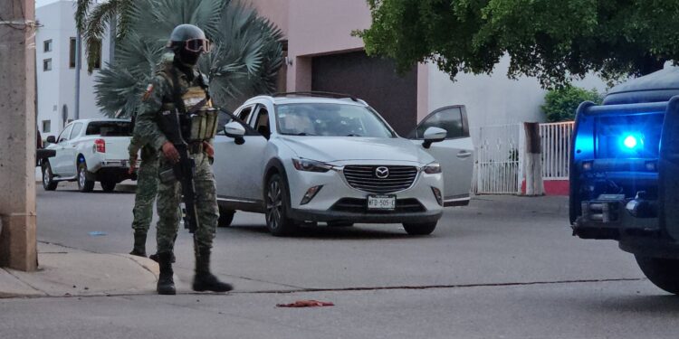 Atacan a balazos a un hombre frente a efectivos de policías locales, estatales y fuerzas federales