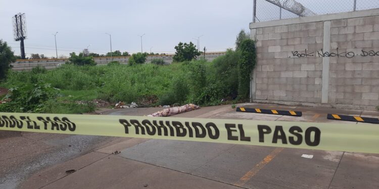 Tiran otro “encobijado” a un costado de la avenida Giovanni Zamudio
