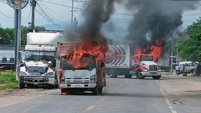 Bloqueo de transportistas termina en violencia en Guerrero