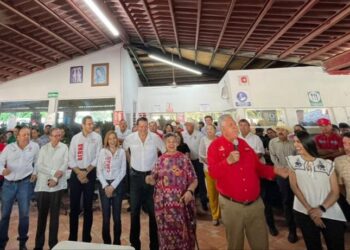 Beatriz Paredes se reunió con agricultores y personal del empaque “Daniella”, en Ahome