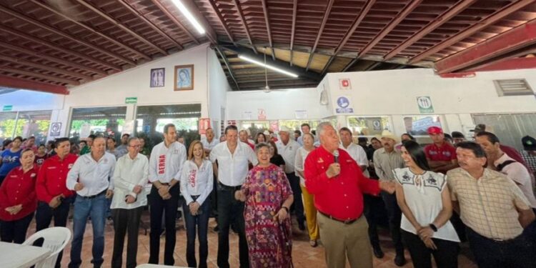 Beatriz Paredes se reunió con agricultores y personal del empaque “Daniella”, en Ahome