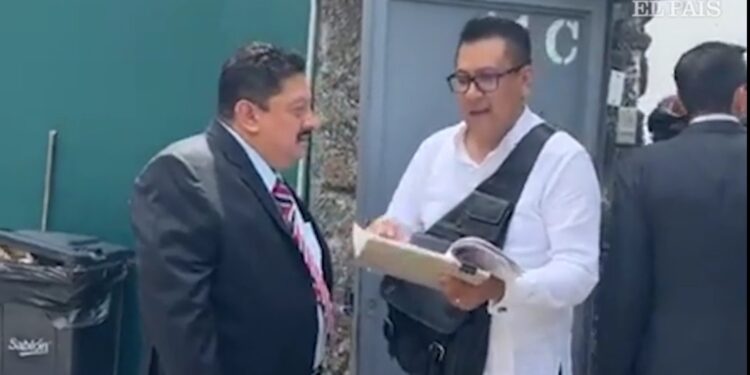 Detienen al Fiscal de General de Morelos, Uriel Carmona, durante operativo en su casa