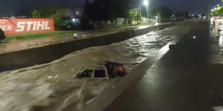Conductor de camioneta  desaparece tras caer a canal de Chulavista