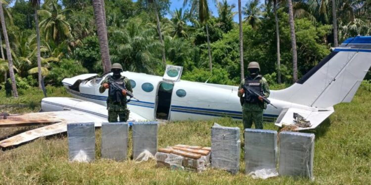 Militares aseguran avioneta con 460 kilogramos de cocaína en Chiapas