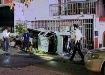 Se vuelcan en una camioneta y caen a un canal de agua pluviales frente al Cuartel Militar