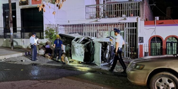 Se vuelcan en una camioneta y caen a un canal de agua pluviales frente al Cuartel Militar