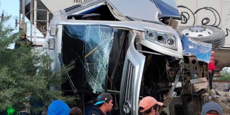Tren embiste a camión de pasajeros y mueren 7 personas en Querétaro