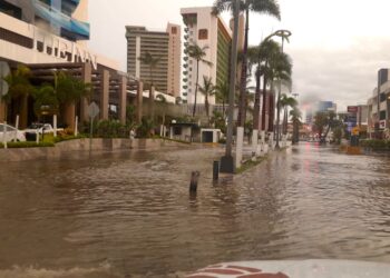 Fuertes lluvias provocan inundaciones en vialidades y hogares en Mazatlán