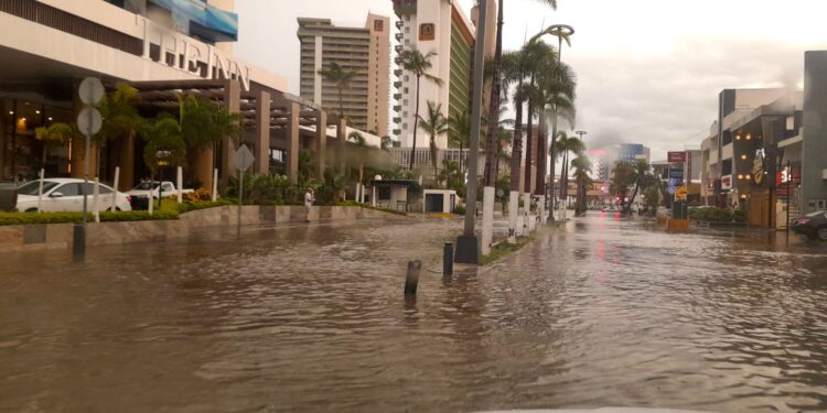 Fuertes lluvias provocan inundaciones en vialidades y hogares en Mazatlán