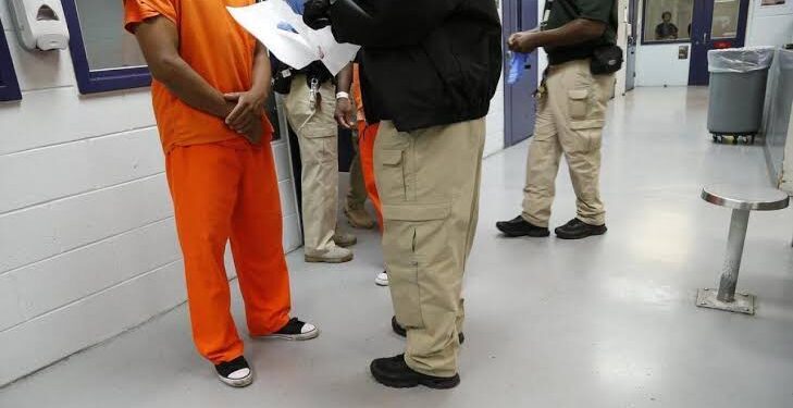 Capturan y extraditan a mexicano acusado de asesinar a una mujer en Orland, Estados Unidos 