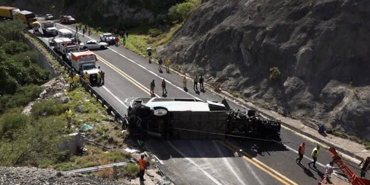 Mueren 16 migrantes en volcadura de autobús entre Oaxaca y Puebla