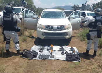 Delincuentes abandonan una camioneta con armas al ser sorprendidos por la Guardia Nacional