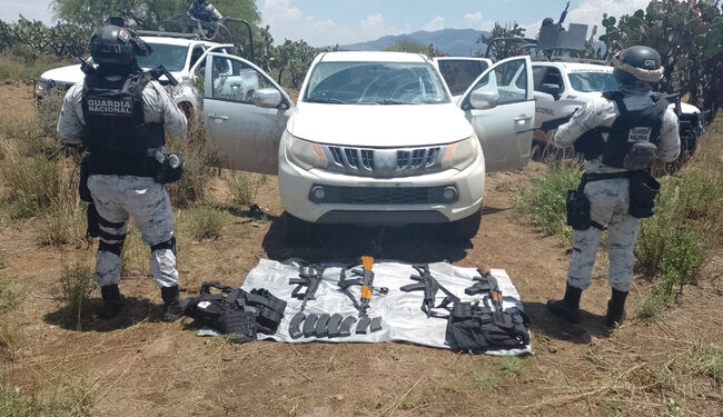 Delincuentes abandonan una camioneta con armas al ser sorprendidos por la Guardia Nacional