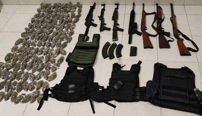 Asegura GN vehículos con armamento y bolsas con marihuana en Jalisco