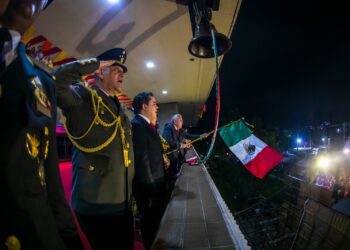 “Viva México, viva Andrés Manuel López Obrador”: Gobernador al dar el Grito de Independencia ante miles de sinaloenses