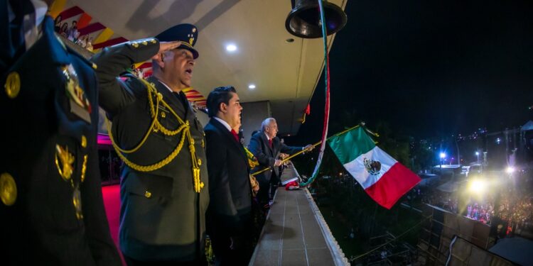 “Viva México, viva Andrés Manuel López Obrador”: Gobernador al dar el Grito de Independencia ante miles de sinaloenses