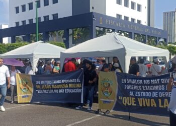 Trabajadores de la UAS piden “alto al abuso de poder”; protestan en la FGE