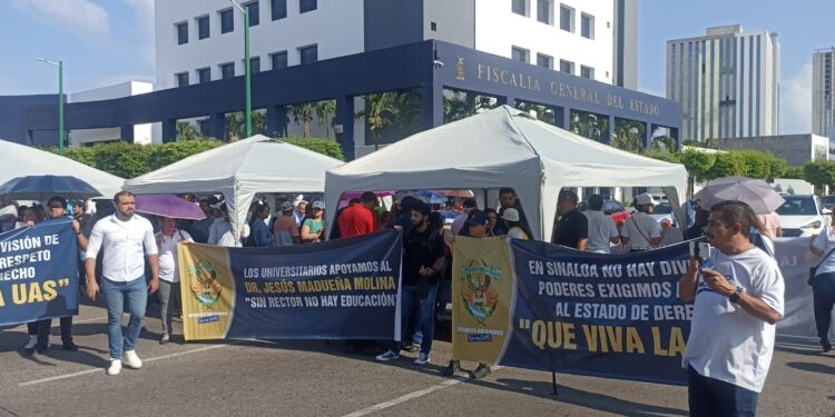 Trabajadores de la UAS piden “alto al abuso de poder”; protestan en la FGE
