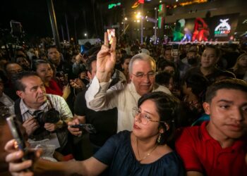 Rocha saluda a los miles de sinaloenses que acudieron al Grito