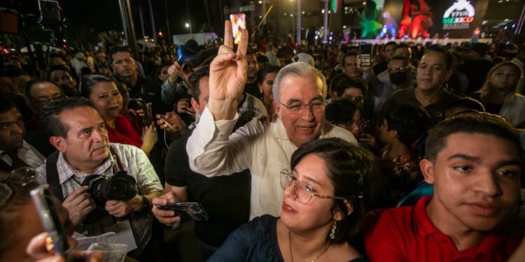 Rocha saluda a los miles de sinaloenses que acudieron al Grito