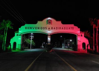 ¡Viva México! Se iluminan calles de Badiraguato con alusión al mes patrio
