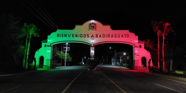 ¡Viva México! Se iluminan calles de Badiraguato con alusión al mes patrio