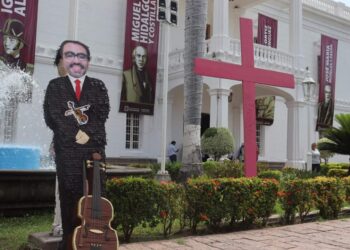 ¡Le prenden lumbre! Queman piñata del alcalde Juan de Dios Gámez