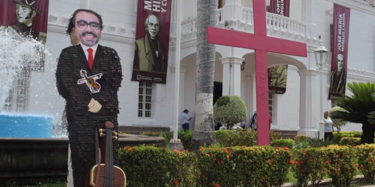 ¡Le prenden lumbre! Queman piñata del alcalde Juan de Dios Gámez