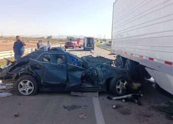 Muere conductor de automóvil al estrellarse contra la caja de un tráiler en El Carrizo
