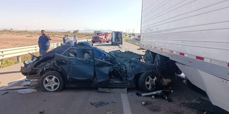 Muere conductor de automóvil al estrellarse contra la caja de un tráiler en El Carrizo